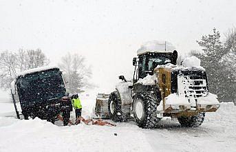 Kastamonu'da kar nedeniyle kayan yolcu otobüsü şarampole düştü