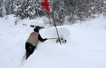 Kastamonu'da karın altında kalan araçlar güçlükle bulunuyor