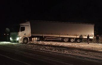 Kastamonu'da kayan tır nedeniyle trafiğe kapanan yol açıldı