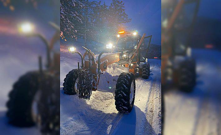 Kastamonu'nun Cide ilçesinde ekiplerin karla mücadelesi sürüyor