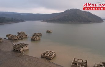 Kızılcapınar Barajı'nda suyun azalmasıyla baraj havzasında ortaya çıkan yapılar havadan görüntülendi
