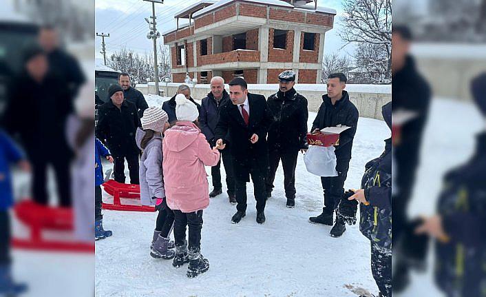 Ladik Kaymakamı Özbalta, kızakla kayan çocukları ziyaret etti
