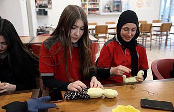 Lise öğrencileri yaptıkları bez bebekleri Şırnak'taki kütüphaneye gönderecek