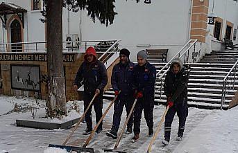 Merzifon ve Suluova'da  karla mücadele çalışmaları devam ediyor