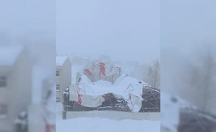 Ordu'da kar yağışı nedeniyle halı sahanın çatısı çöktü