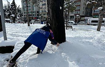 Bafra'da Genç Gönüllülerden kuşlara yem desteği