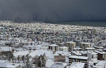 Samsun'da kar aralıklarla sürüyor