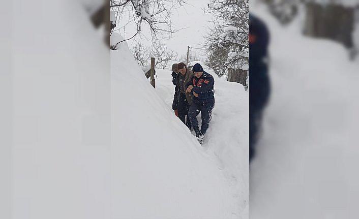 Samsun'da karda mahsur kalan hastanın yardımına jandarma koştu