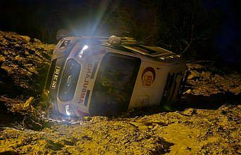 Tokat'ta devrilen ambulansın sürücüsü yaralandı