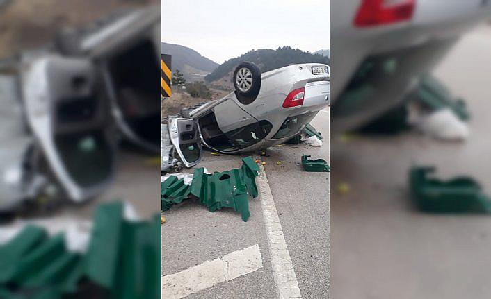 Tokat'ta devrilen otomobildeki çift yaralandı