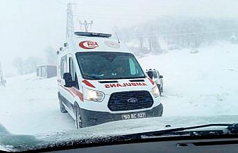 Tokat'ta köyde rahatsızlanan hasta yol açılarak hastaneye kaldırıldı