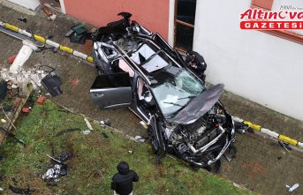 Trabzon'da site bahçesine devrilen otomobildeki anne ile oğlu yaralandı