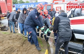 Trabzon'da yol süpürme aracının devrildiği kazada bir işçi yaralandı
