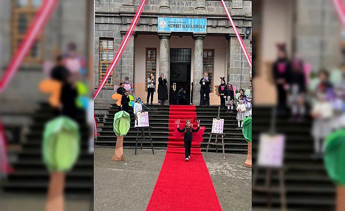 Trabzon'da ilkokul öğrencileri kelebeklerin yaşamını defileyle anlattı