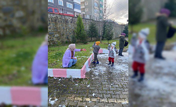 Trabzon'da öğrenciler için okul bahçesine kamyonla kar döküldü