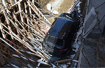 Trabzon'da otomobilin inşaat temeline düşmesi güvenlik kamerasında