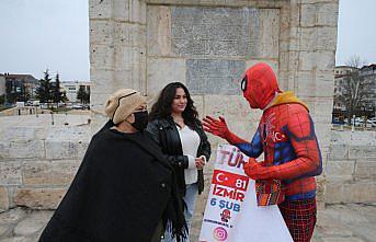 Türkiye'yi dolaşan “Örümcek Adam“ Tokatlılarla buluştu