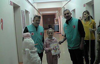 Amasya'da hastanede tedavi gören çocuklara kardan adam sürprizi