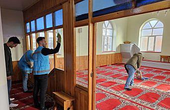 Amasya'da öğrencilerden camide ramazan ayı temizliği