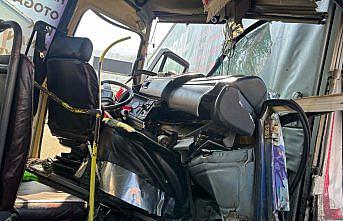 Artvin'de minibüsün tıra çarptığı kazada 12 kişi yaralandı