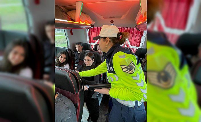 Bolu'da jandarma ekipleri, sürücülerin bayramını kutladı