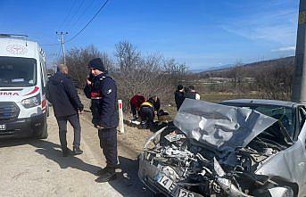 Bolu'da kamyonetle çarpışan otomobildeki baba ve oğlu yaralandı