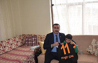 İhsangazi Kaymakamı, özel eğitim öğrencisine forma hediye etti