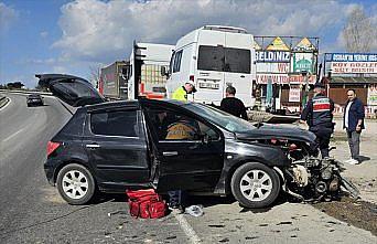 Karabük'te park halindeki tıra çarpan otomobildeki 5 kişi yaralandı