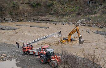 Kastamonu'da debisi yükselen çayda mahsur kalan operatörü itfaiye kurtardı