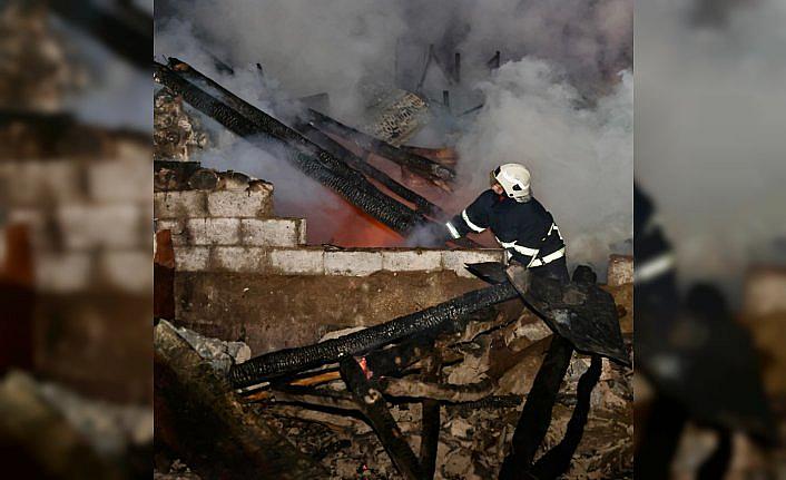 Merzifon’da müstakil evin odunluğunda çıkan yangın söndürüldü