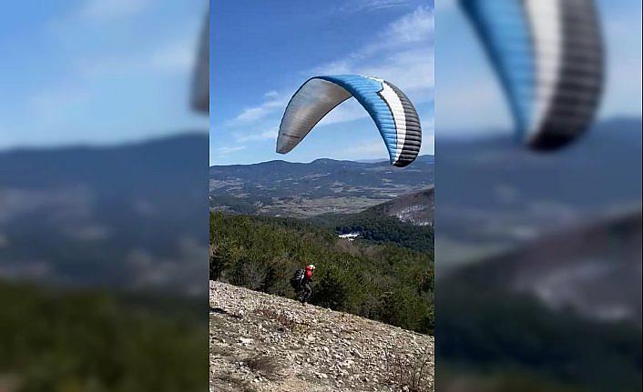 Paraşüt tutkunları Abant'ta atlayış yaptı