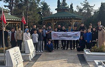 Bafra'da genç gönüllüler ve çalışanları şehitliği ziyaret etti