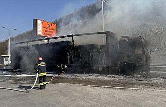 Samsun'da seyir halindeyken alev alan karton yüklü tır yandı