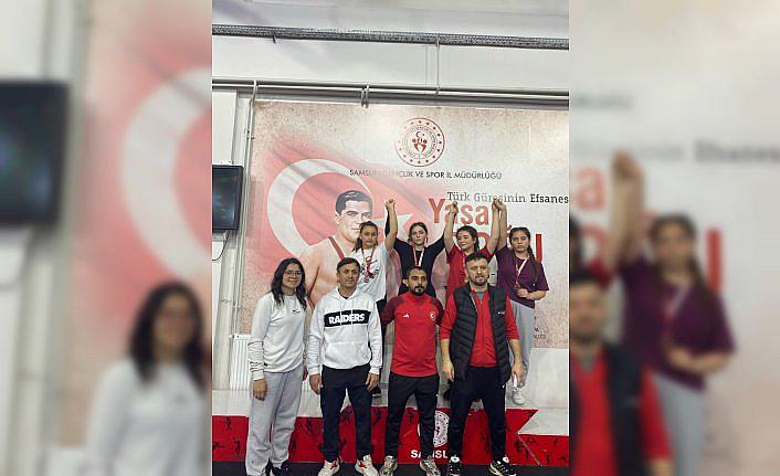 Samsunlu genç güreşçiler Türkiye Şampiyonası'na katılmaya hak kazandı