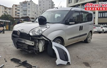 Sinop’ta meydana gelen kazada iki araçta hasar oluştu