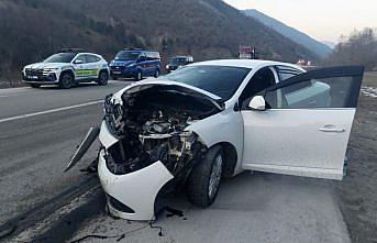 Sinop'ta iki otomobilin çarpışması sonucu 5 kişi yaralandı