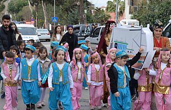 Sinop'ta minik öğrenciler gemi maketiyle dolaşarak bahşiş topladı
