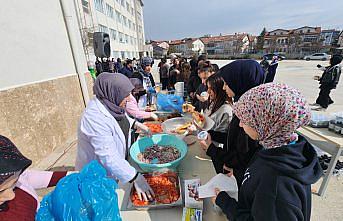 Suluova’da öğrencilere pamuk şeker ve köfte ekmek dağıtıldı