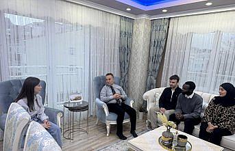 TOGÜ Rektörü Yılmaz evinde üniversite öğrencilerine iftar verdi