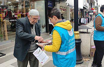Tokat'ta gençler imsakiye ve hurma dağıttı
