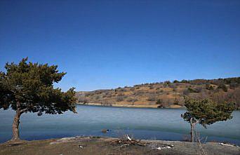 Tokat'taki İhsaniye Göleti'nin yüzeyi buz tuttu