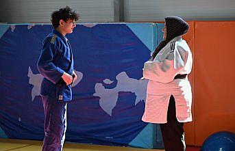 Torunlarına destek için judoya başladılar