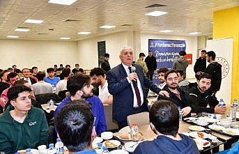 Trabzon Valisi Aziz Yıldırım, öğrencilerle sahur yaptı