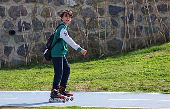 Trabzon'da sıcak havayı fırsat bilenler denize girdi