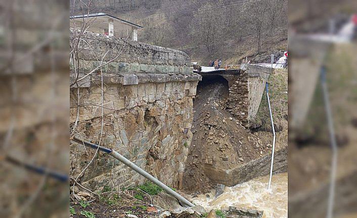 Trabzon'daki tarihi taş köprünün bir bölümü çöktü