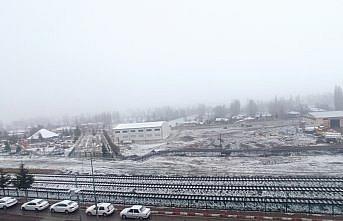 Yeşilyurt'ta kar etkili oluyor