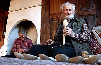 91 yaşındaki babasıyla yaptığı şimşir kaşıkları geleceğe taşıyor