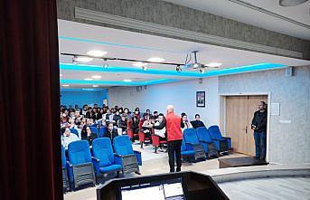 Almus'ta öğrencilere “Gençlik ve Güvenli Gelecek“ konulu konferans verildi