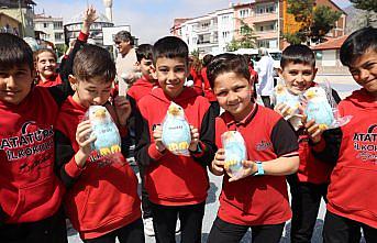 Amasya’da polisler ilkokul öğrencilerinin bayramını kutladı