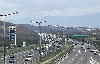 Anadolu Otoyolu Bolu kesiminde tatil dönüşü yoğunluğu yaşanıyor